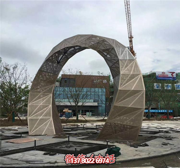 不銹鋼網(wǎng)格拱門雕塑，點(diǎn)綴廣場