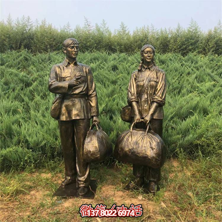 手工雕刻民俗小品，玻璃鋼仿銅人物拿行李的車站裝飾品