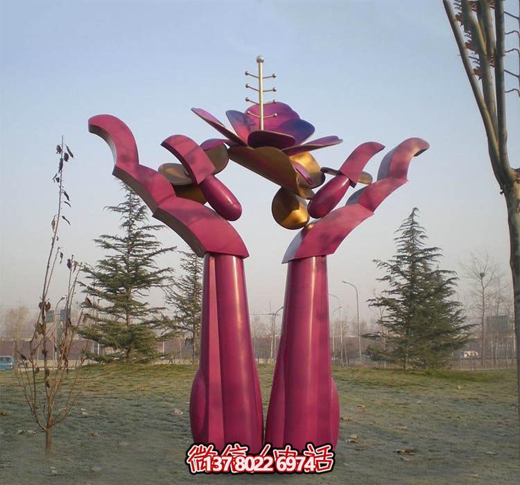 不銹鋼雕塑——用手捧花朵，點綴公園抽象美