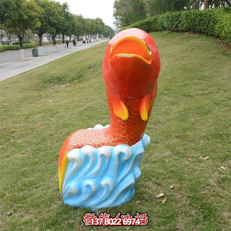 卡通玻璃鋼鯉魚(yú)雕塑，點(diǎn)綴游樂(lè)園園林