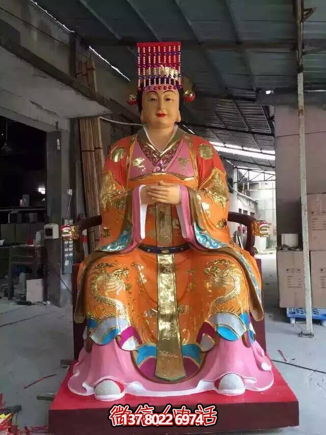 王母娘娘純銅雕塑，屹立于寺廟之中