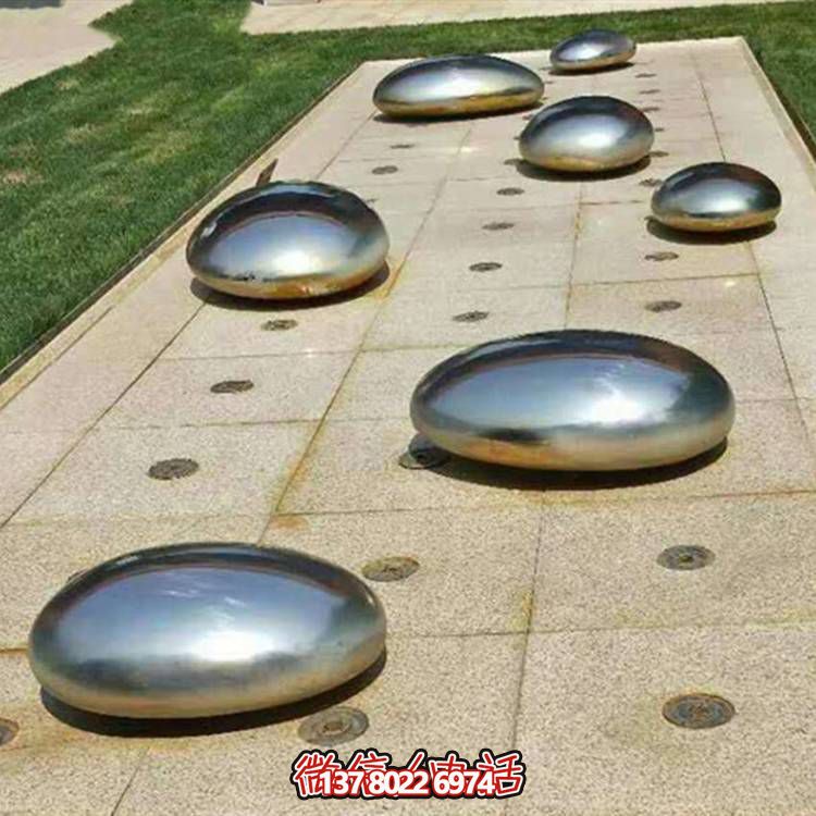不銹鋼鏡面戶外噴泉水景擺件，以鵝卵石與雕塑裝飾