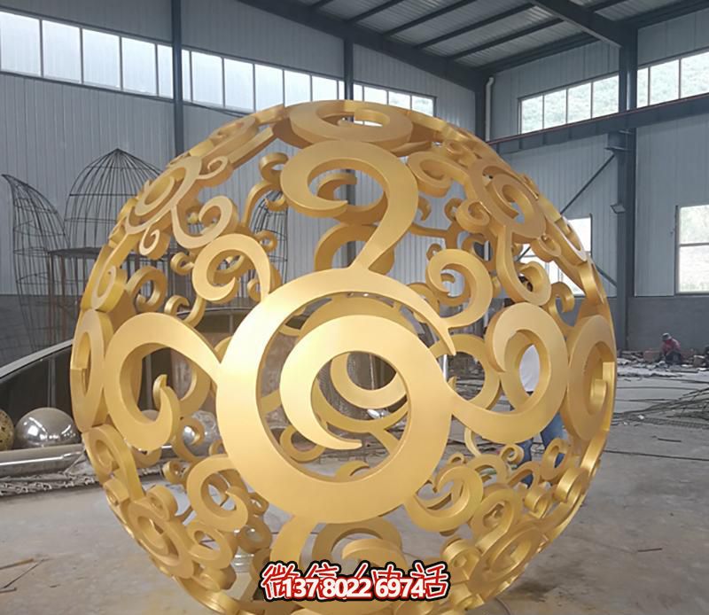 戶(hù)外不銹鋼鎏金鏤空球雕塑