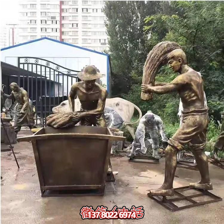 玻璃鋼仿銅農(nóng)耕人物雕塑，美化戶外景區(qū)