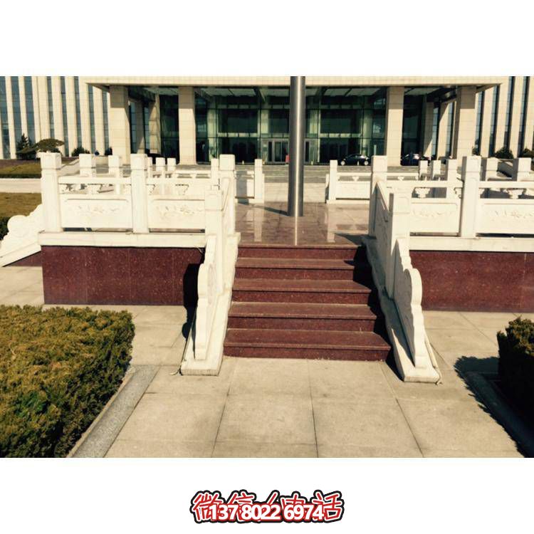 精美雕塑裝飾欄桿，增添學(xué)校廣場(chǎng)升旗臺(tái)象征意義