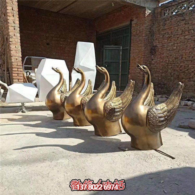仿銅噴水雕塑，玻璃鋼景觀天鵝水池，為廣場園林擺放