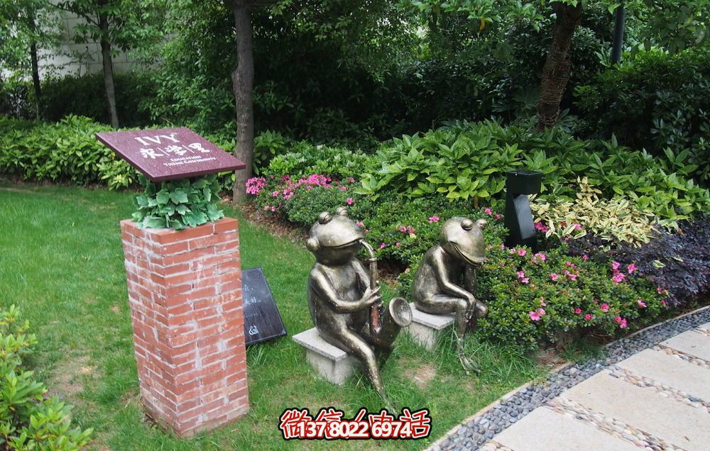 唯美青蛙雕塑，用不銹鋼增添公園景色