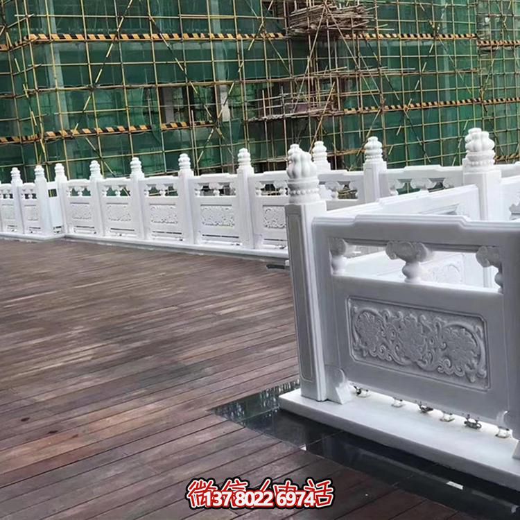 絢麗多彩的防護(hù)欄桿，為河道升旗臺(tái)打造夢(mèng)幻般的園林雕塑