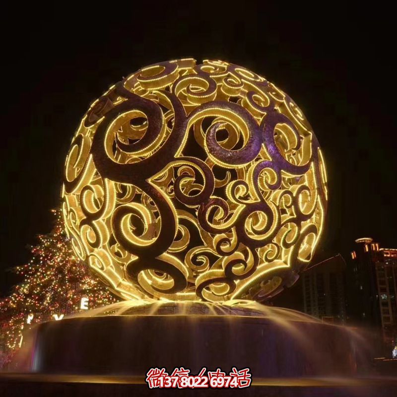 不銹鋼鏤空球雕塑，照亮夜晚的美麗噴泉