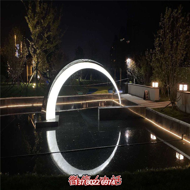 月牙形不銹鋼雕塑，美化城市水景