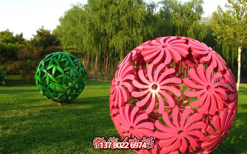 創(chuàng)意粉色鏤空球雕塑，為公園草坪增添童趣