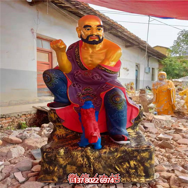 精美絕倫的玻璃鋼彩繪貼金十八羅漢雕塑，讓寺廟更加輝煌