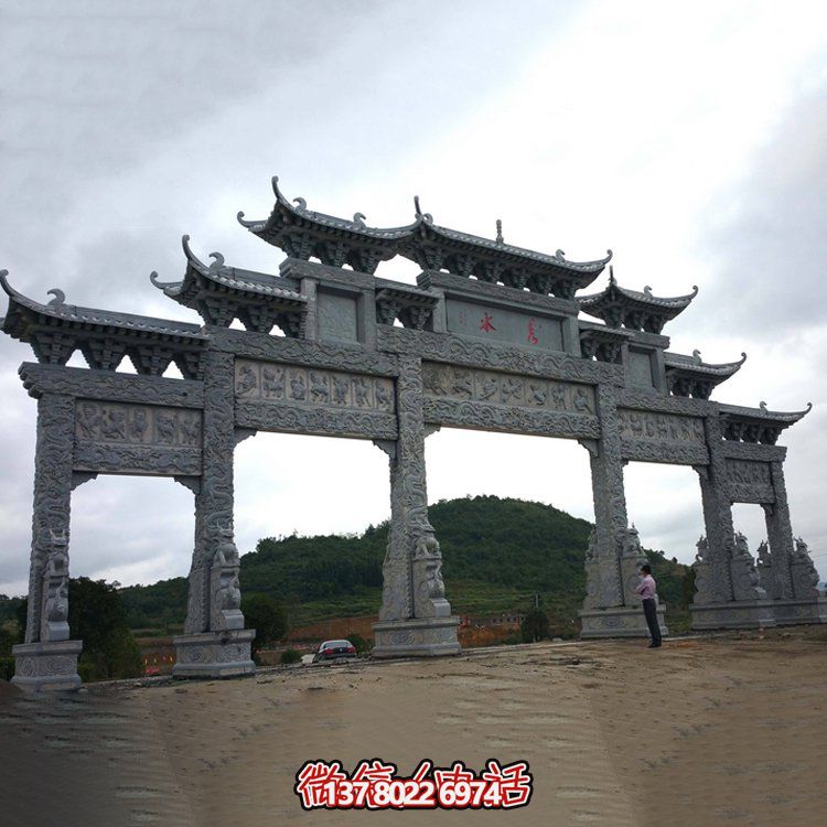 精美大型仿古青石雕刻門樓牌坊，為景區(qū)入口增添精彩