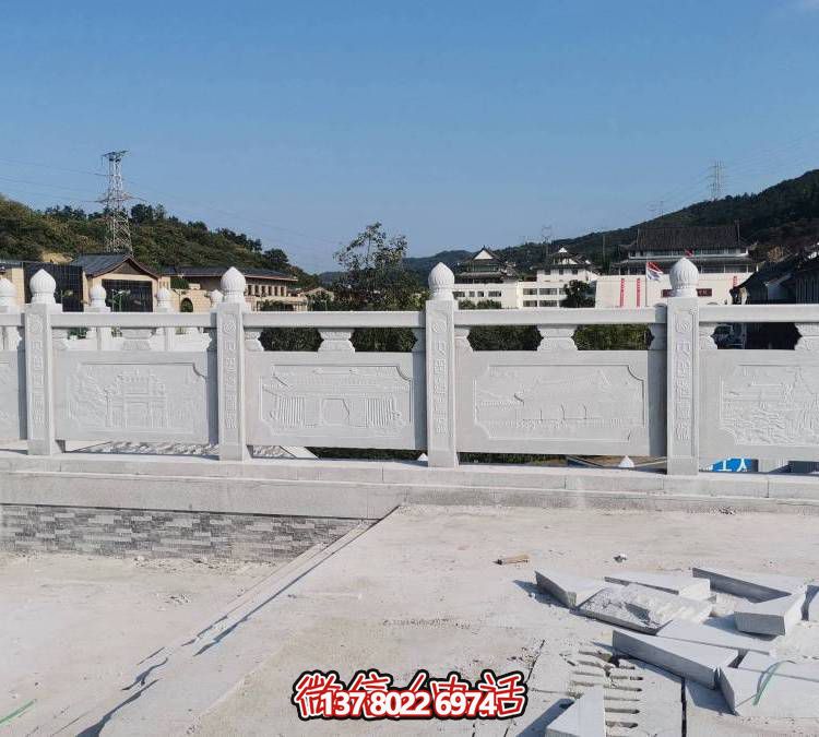 精美大理石雕塑，飾以圍欄的戶外河道裝飾