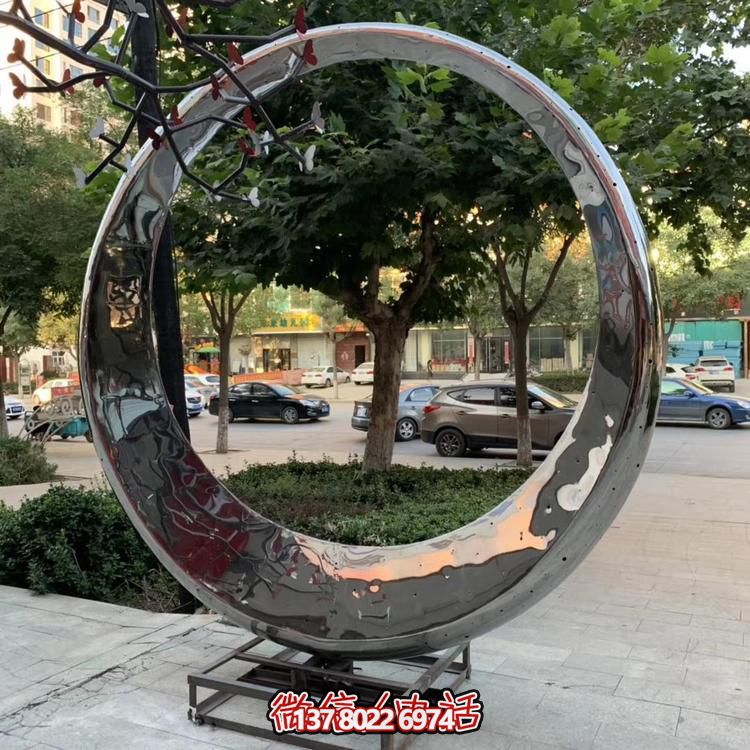 高級不銹鋼鏡面拋光圓環(huán)噴泉，為酒店會所戶外景觀雕塑增添絢麗色彩