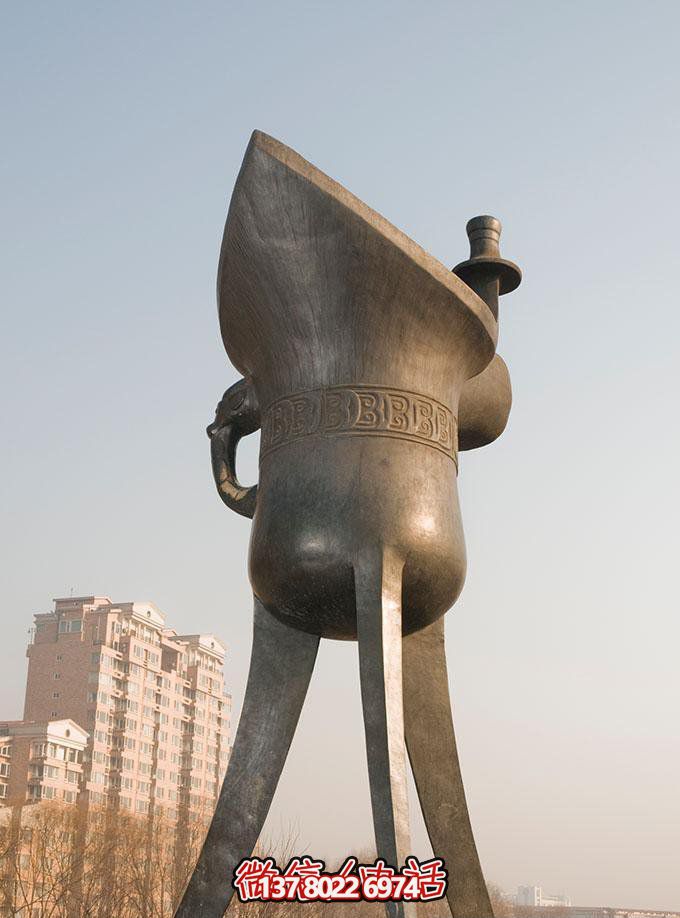 大型不銹鋼仿銅酒杯雕塑，傳承酒文化