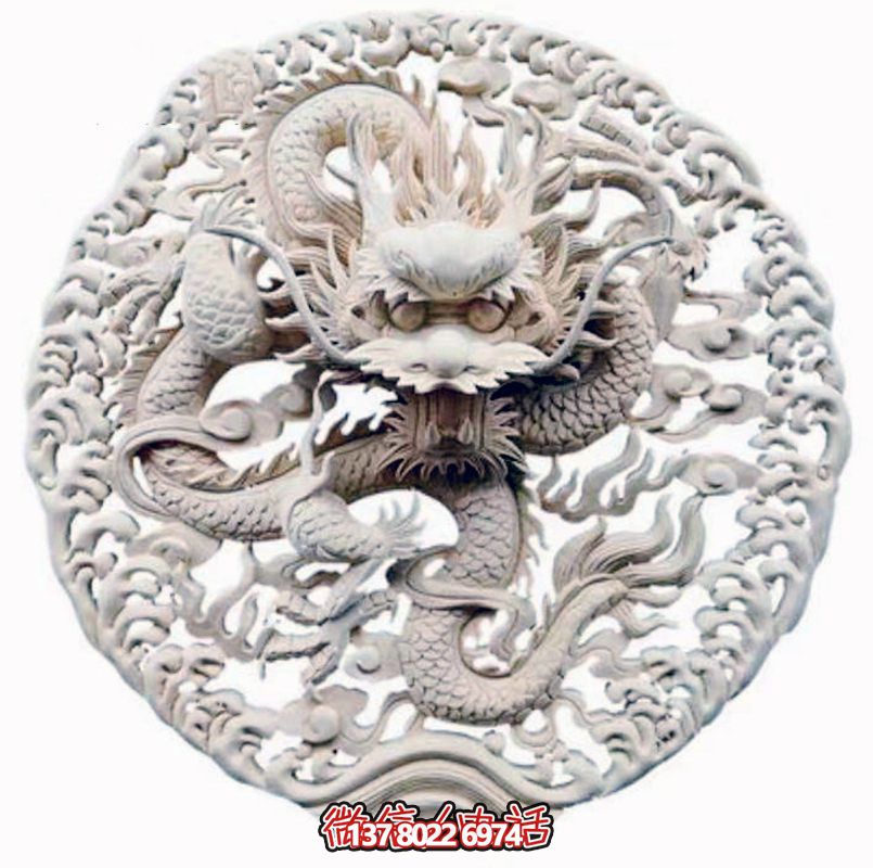 精美龍紋浮雕裝飾大門，點(diǎn)綴祠堂大門口