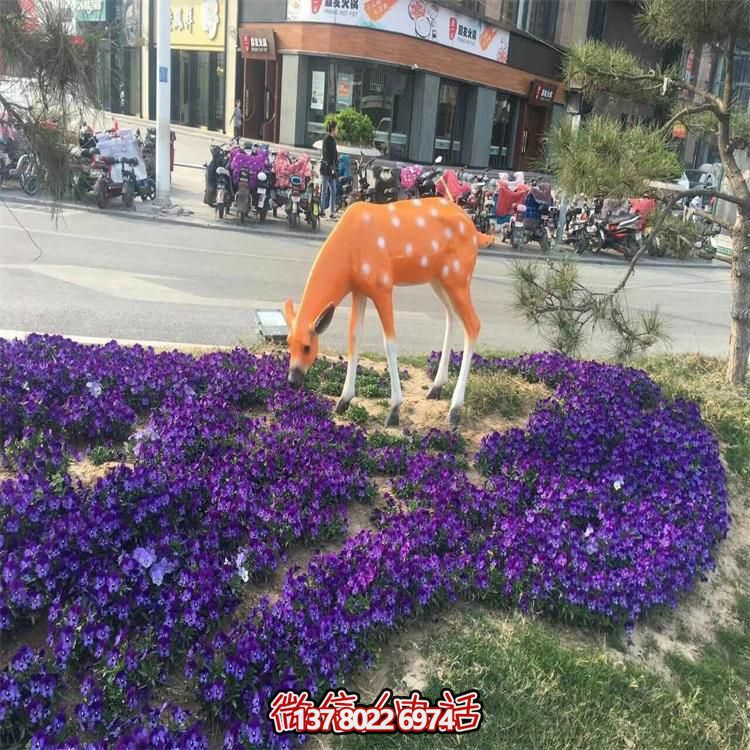 仿真鹿雕塑，在草叢中擺放，玻璃鋼打造