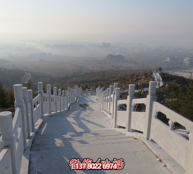 精致石雕護欄，漢白玉青石欄板點綴天然風(fēng)情