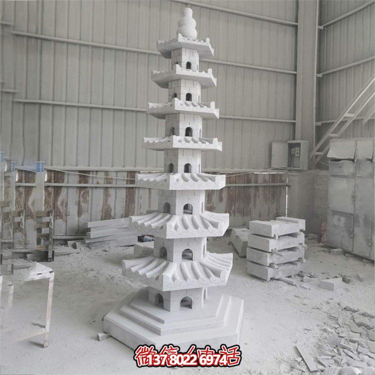 天然青石多層石佛塔，雕刻精美，為寺廟擺放