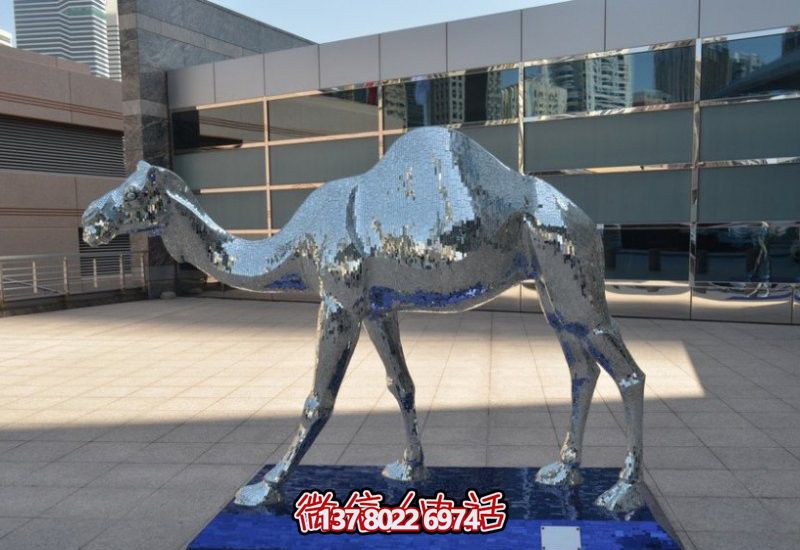 不銹鋼駱駝雕塑，為廣場添彩
