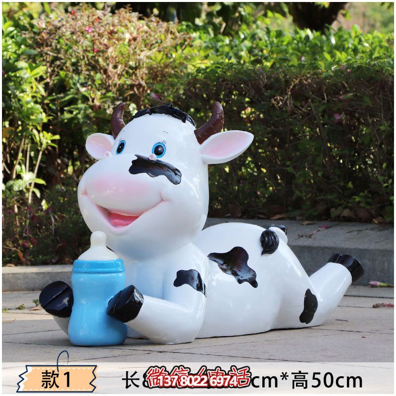 玻璃鋼牛雕塑，為幼兒園的幼兒們趴著喝奶更添樂(lè)趣