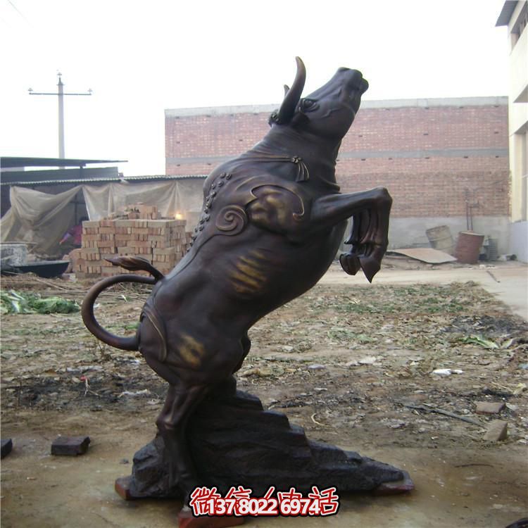 牛年奮進雕塑，玻璃鋼仿銅戶外景區(qū)農(nóng)耕積極雕塑