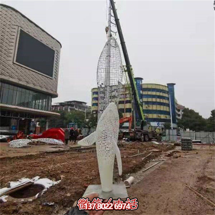 不銹鋼創(chuàng)意鏤空鯨魚(yú)雕塑，點(diǎn)綴園林景觀