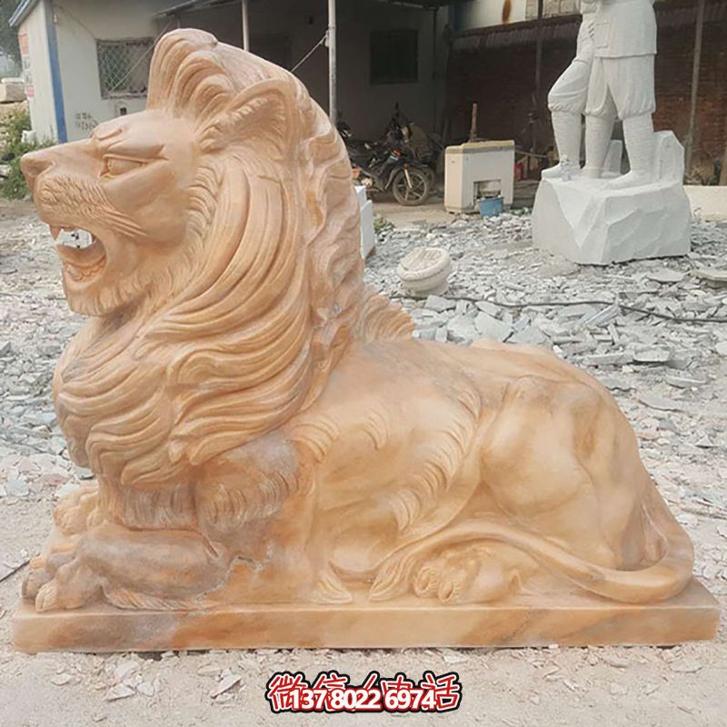 兇猛獅子紅石雕臥著雕塑，為公園景區(qū)添彩晚霞之美