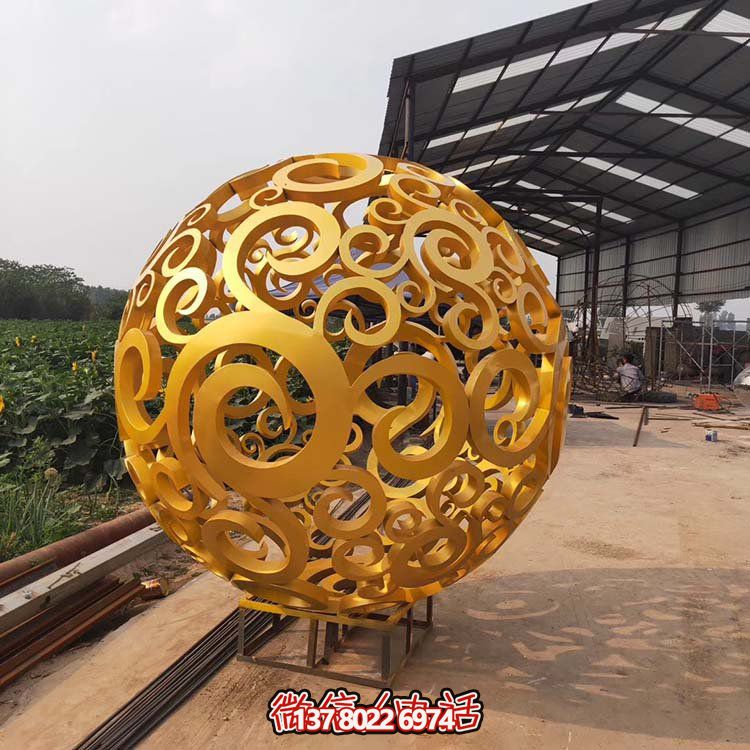 大型不銹鋼鏤空球雕塑，為園林景觀增添靈動之美