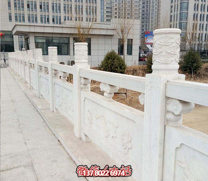 漢白玉鑲嵌欄桿扶手，點(diǎn)綴走廊裝飾，為城市花園添彩