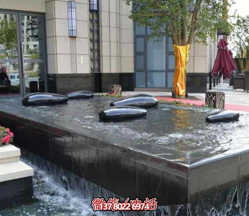 創(chuàng)意水中鵝卵石雕塑，為酒店池塘帶來抽象美感