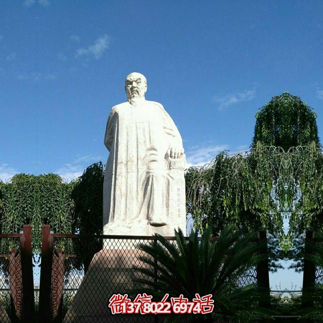 林則徐石雕塑，點綴校園廣場