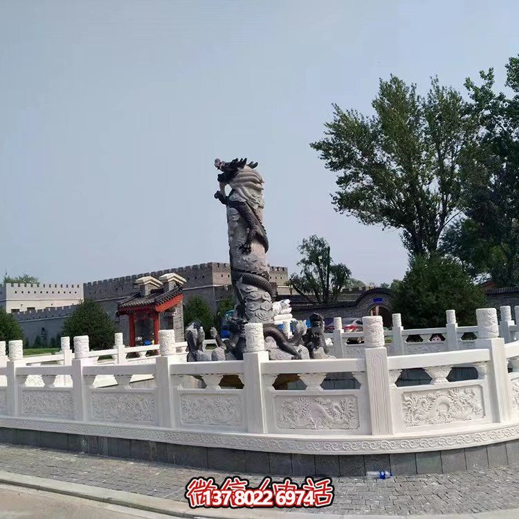 漢白玉石雕欄板，為景區(qū)水池提供防護(hù)及園林裝飾