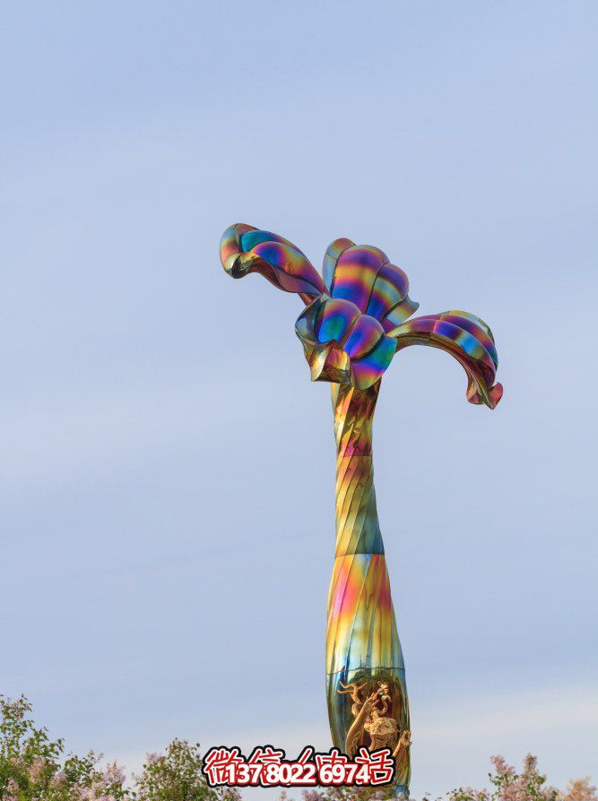 玻璃鋼藝術(shù)雕塑，點(diǎn)綴五彩花朵，為公園景觀帶來絢麗奪目的藝術(shù)氛圍