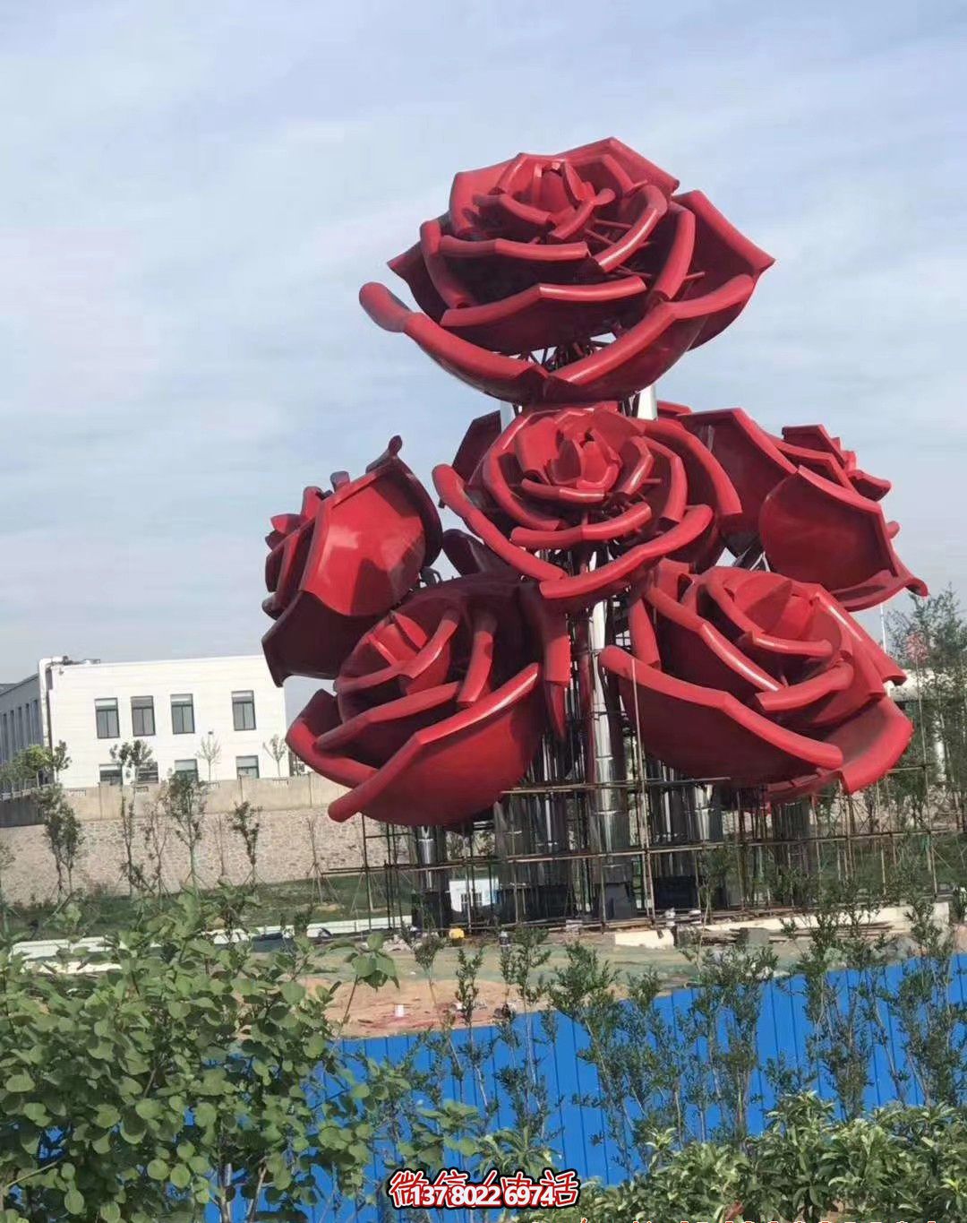 紅色玫瑰不銹鋼創(chuàng)意雕塑——美化廣場(chǎng)，增添驚喜