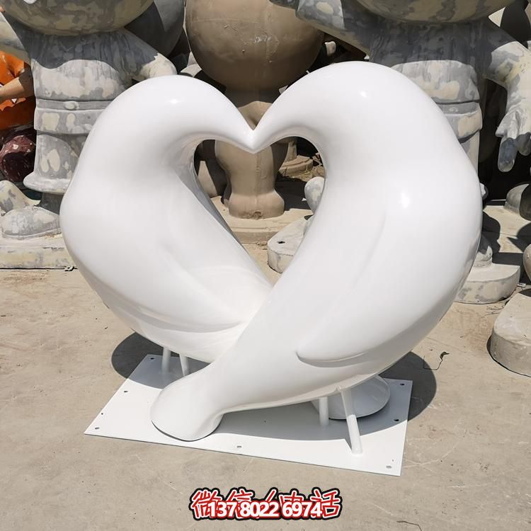 愛(ài)心玻璃鋼雕塑為園林增添浪漫情調(diào)