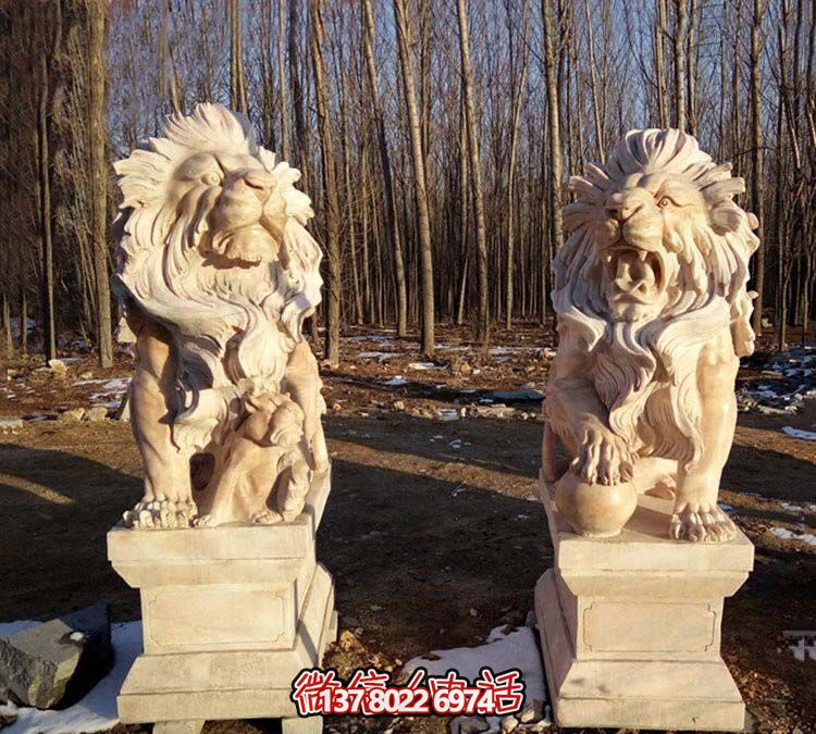 紅色獅子雕塑，欣賞絕美晚霞