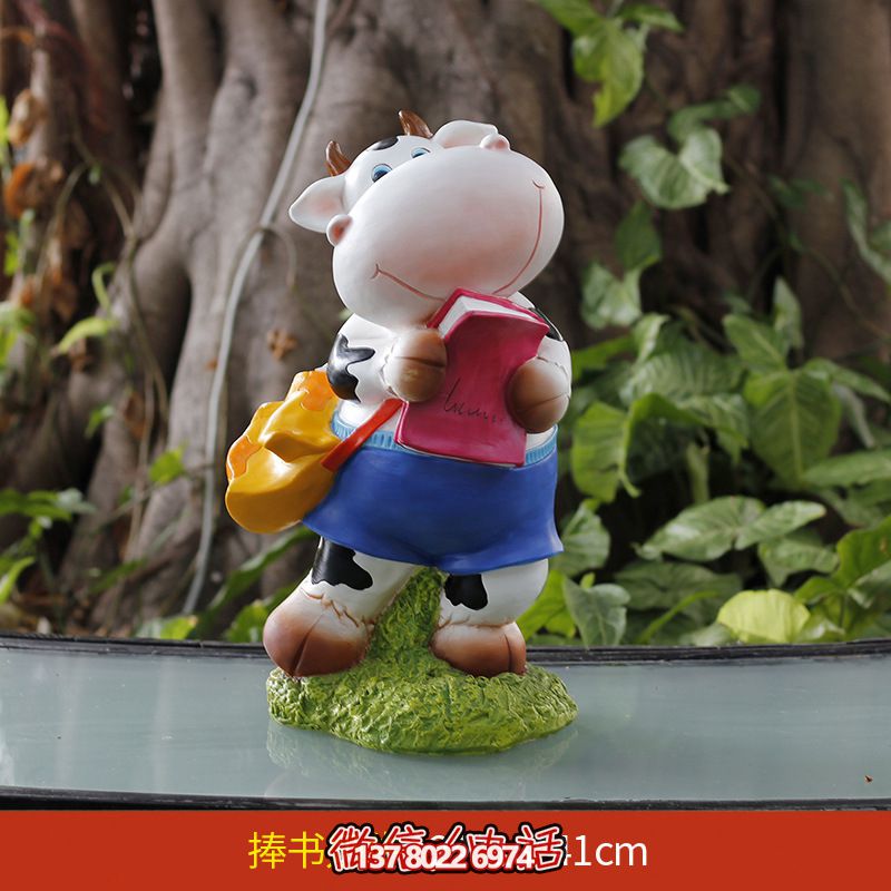 玻璃鋼雕塑牛，伴你一起看書，營造完美草坪