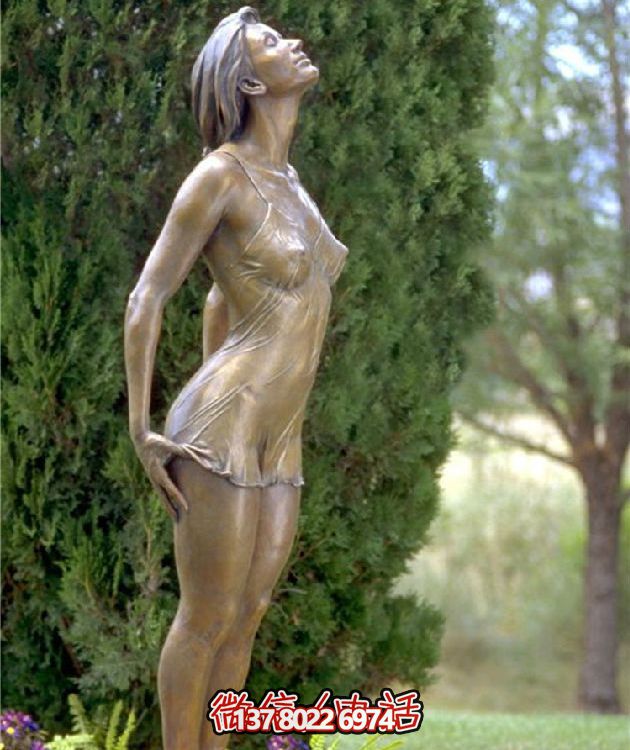 西方風(fēng)格仿銅人物雕塑玻璃鋼擺放，為公園園林增添靈動(dòng)之美