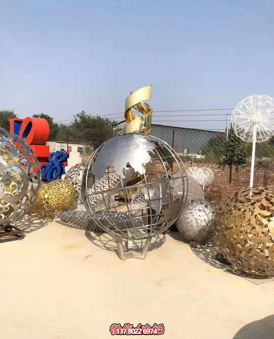 不銹鋼拋光地球儀雕塑，營造公園游樂場氛圍