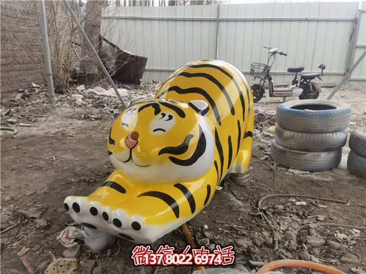 玻璃鋼彩繪抽象老虎雕塑，為幼兒園裝飾而生