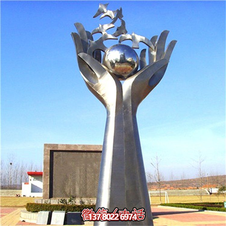 雙手托起希望，不銹鋼創(chuàng)意雕塑景觀擺放于廣場(chǎng)