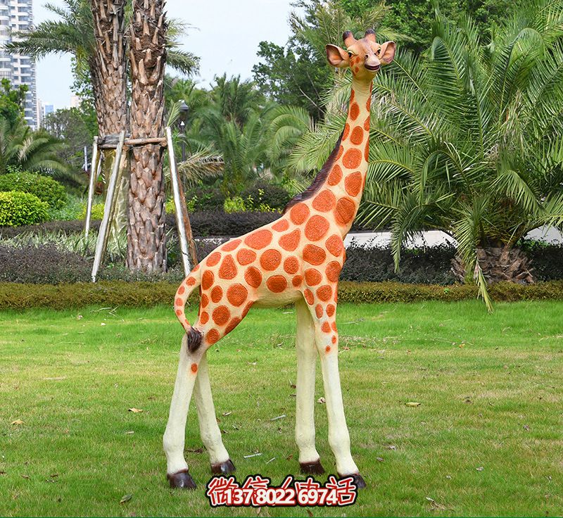 藝術(shù)化玻璃鋼仿真大型長頸鹿雕塑，點(diǎn)綴綠色草坪，讓公園更加美觀