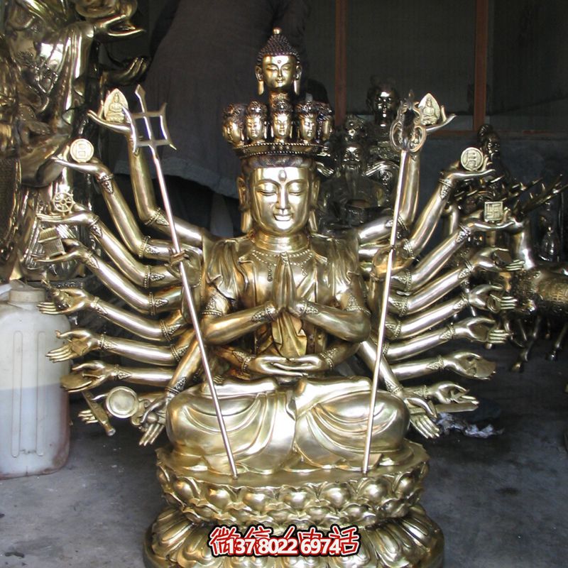 鎏金菩薩雕塑，供奉觀音祈福