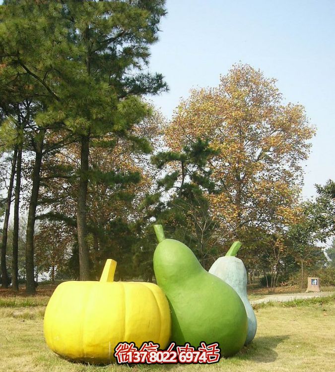 玻璃鋼雕塑，彩繪南瓜點(diǎn)綴戶外草坪