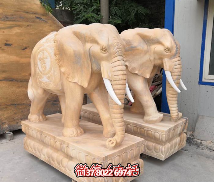 紅色庭院一抹晚霞，一個(gè)石雕大象雕塑