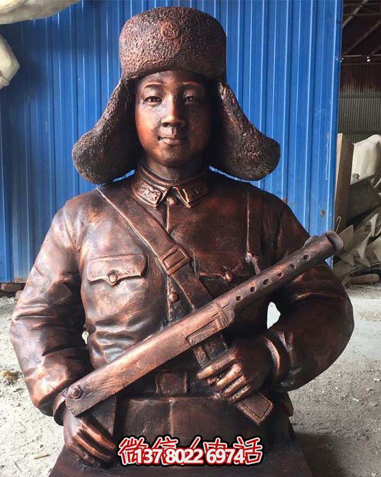 不銹鋼仿銅雷鋒持槍雕塑，現(xiàn)代雷鋒屹立于戶外景區(qū)