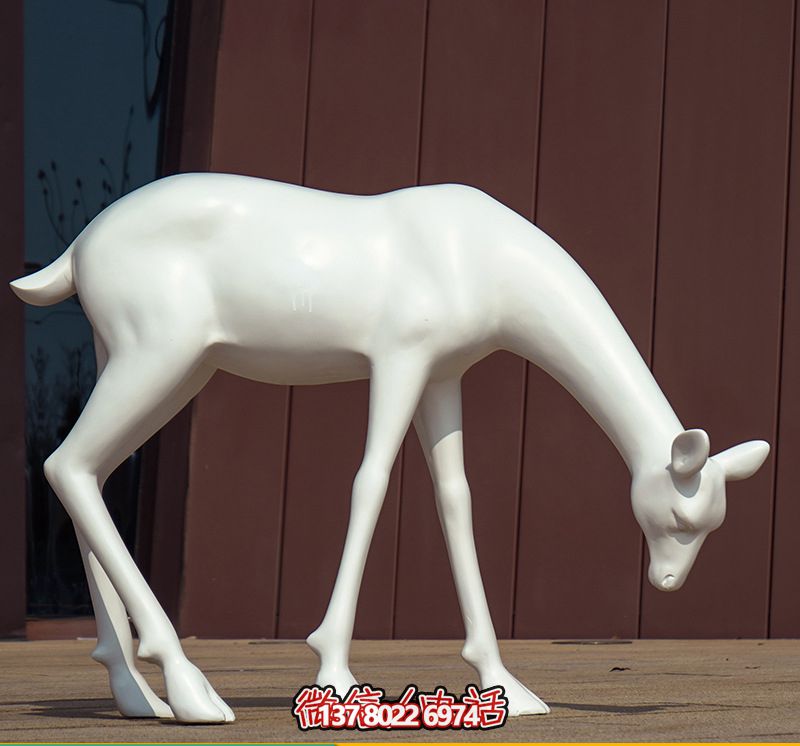 創(chuàng)意景觀酒店，低頭行走，讓鹿雕塑與您相伴