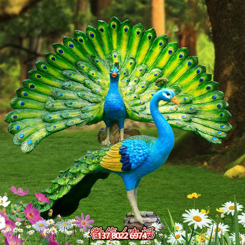玻璃鋼彩繪孔雀雕塑，為公園草地增添靈動之美